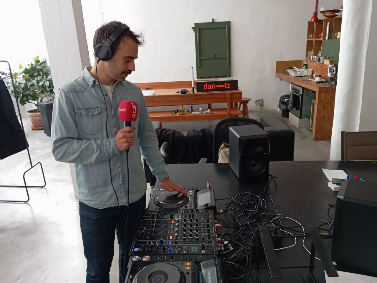 Lander Agirreurreta, Lagant DJ bere egoitzan. Argazkia: EITB