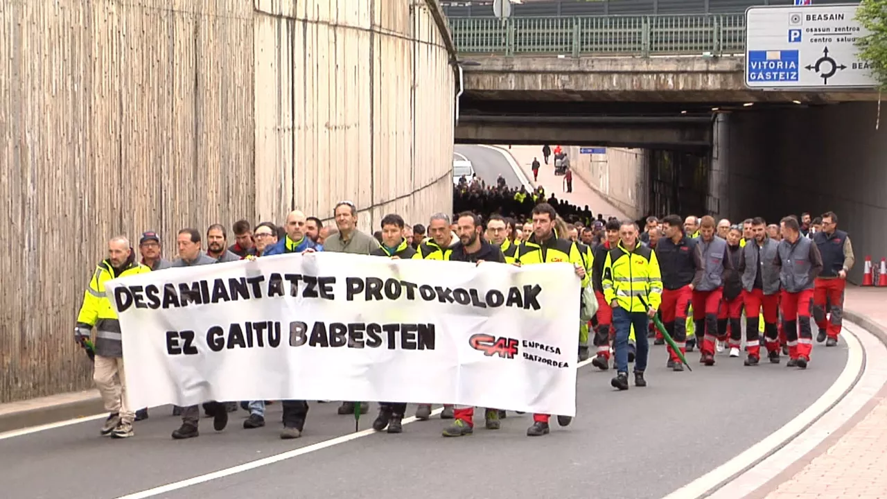 20240429185611_manifestacion-beasain-trabajadores-caf-amianto_