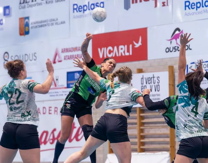 Una jugada del partido de ida del play-off, que se ha adjudicado el Elche. Foto: Beti-Onak.