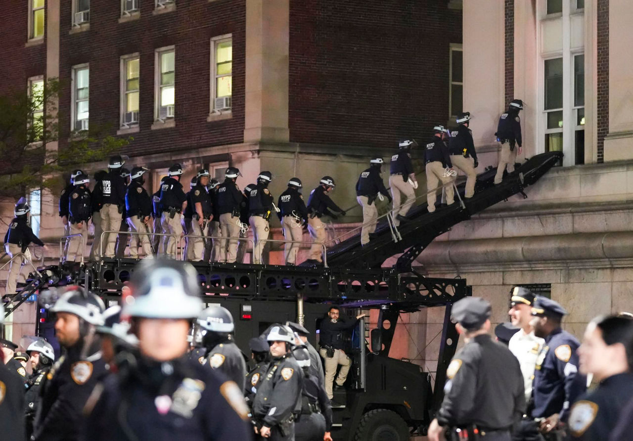 policias de nueva york entran a la universidad de columbia en medio de protestas a favor de palestina EFE