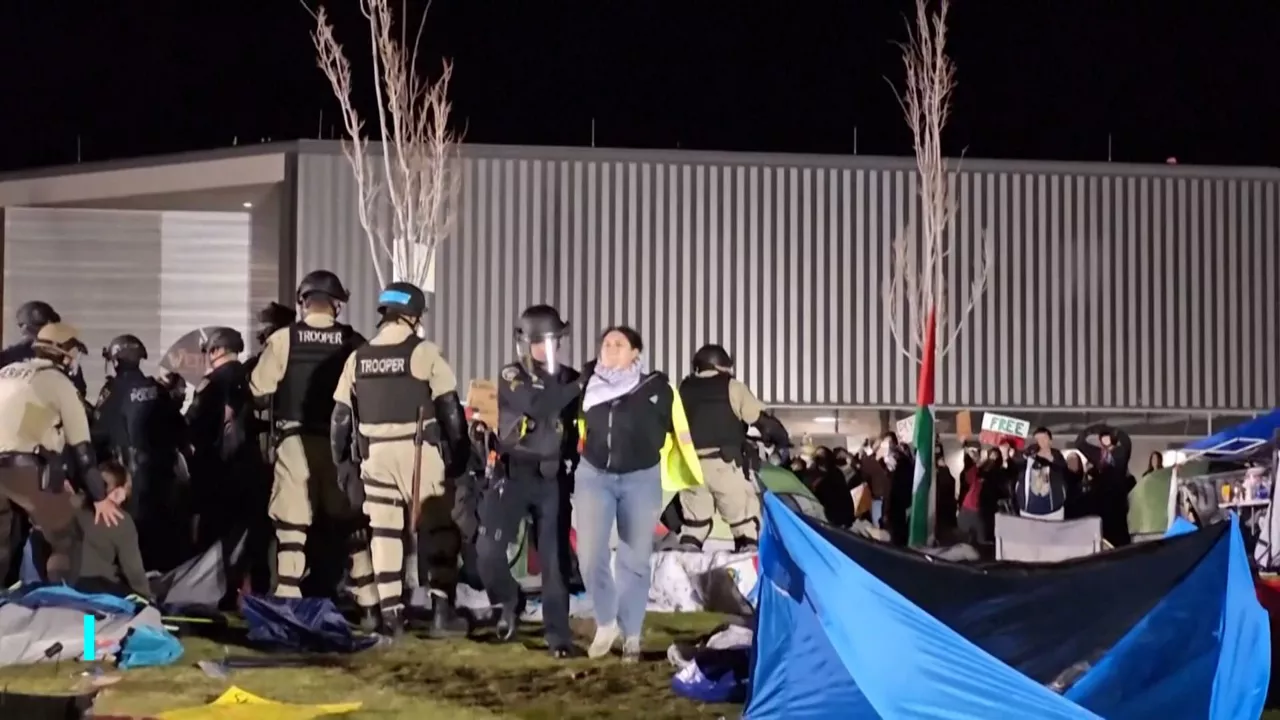 Arizonako protestan atxilotutako ikasleetako bat