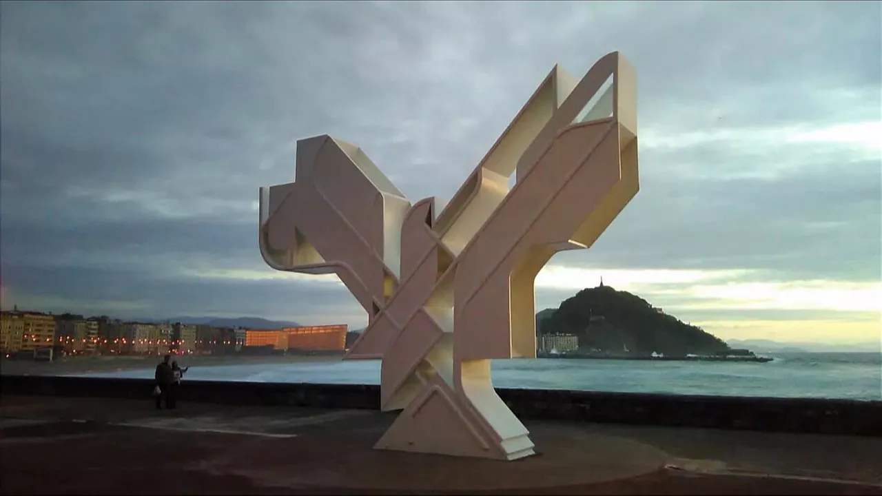 Nestor Basterretxea Bakearen Usoa Paloma de la Paz Donostia San Sebastián