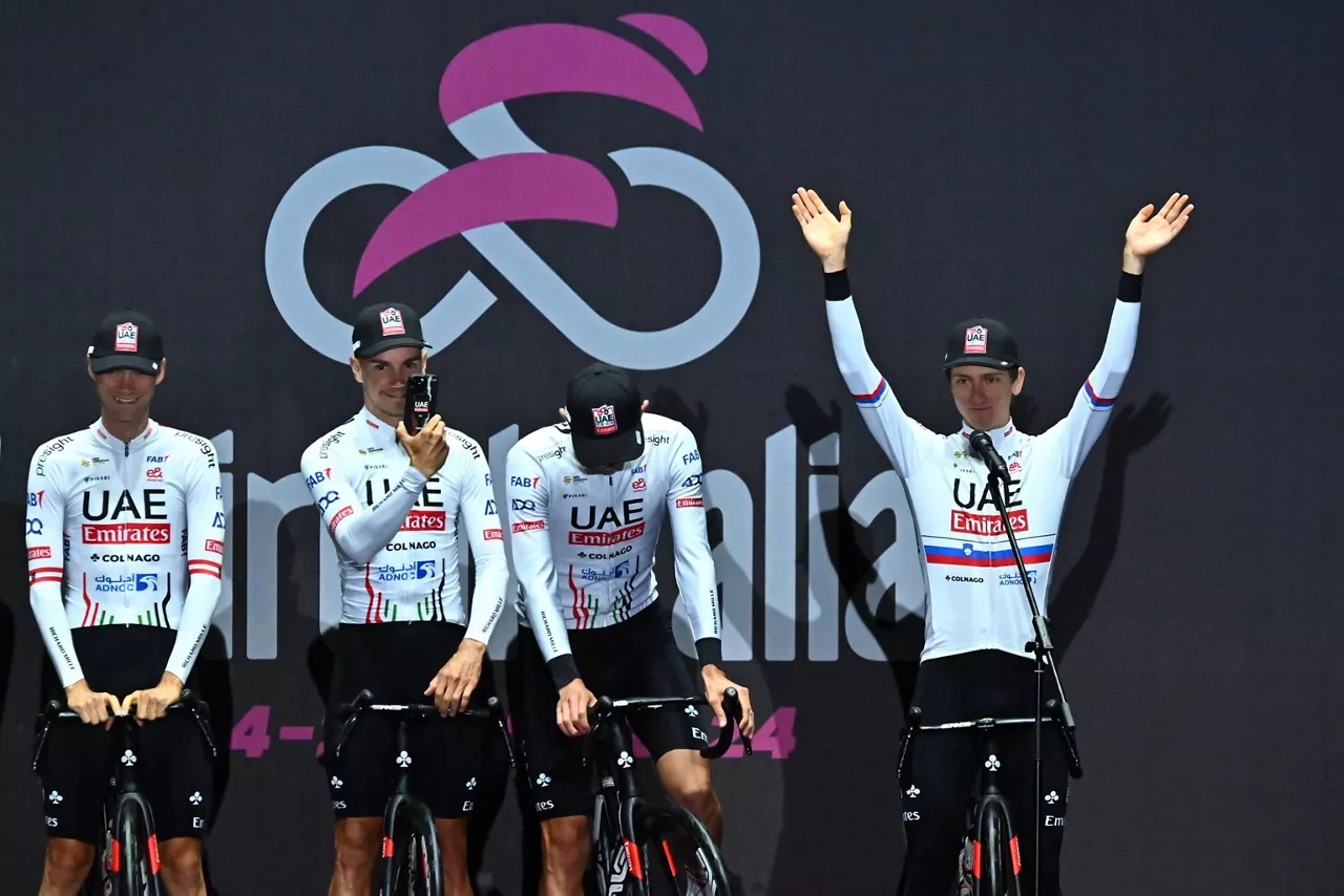 Tadej Pogacar txirrindularia, UAE Emirates taldekoa, Giroaren aurkezpenean. ARGAZKIA: EFE