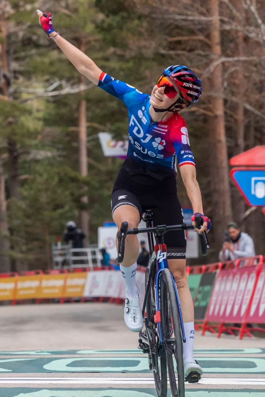 Evita Muzic, Laguna Negra mendateko helmugaratzean. Argazkia: EFE