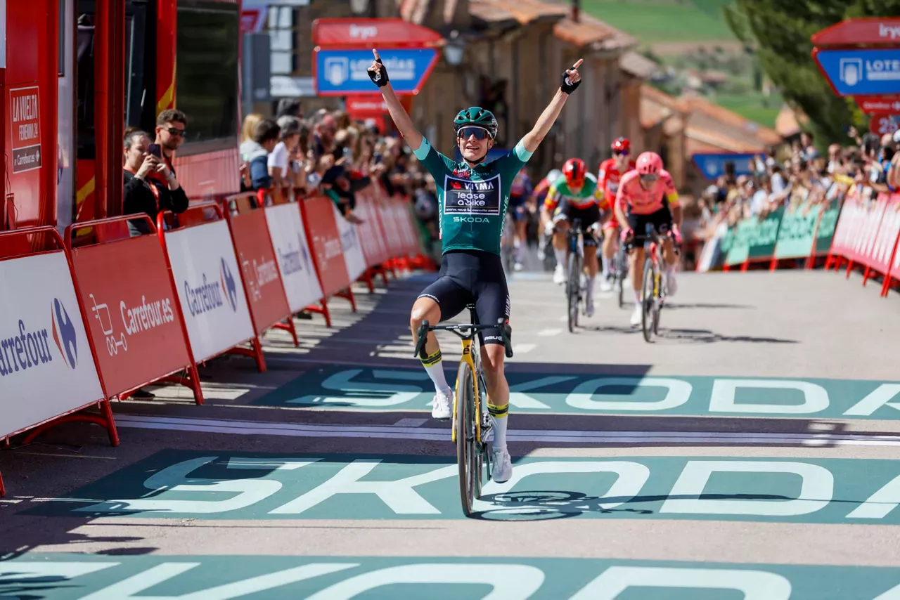 Marianne Vos cruza la línea de meta. Foto: EFE
