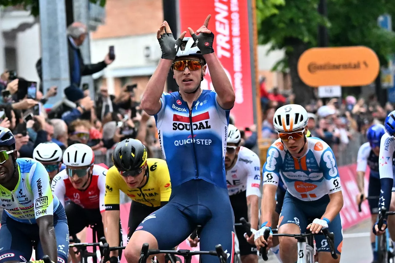 Tim Merlier se alza con la victoria en la tercera etapa. Foto: EFE