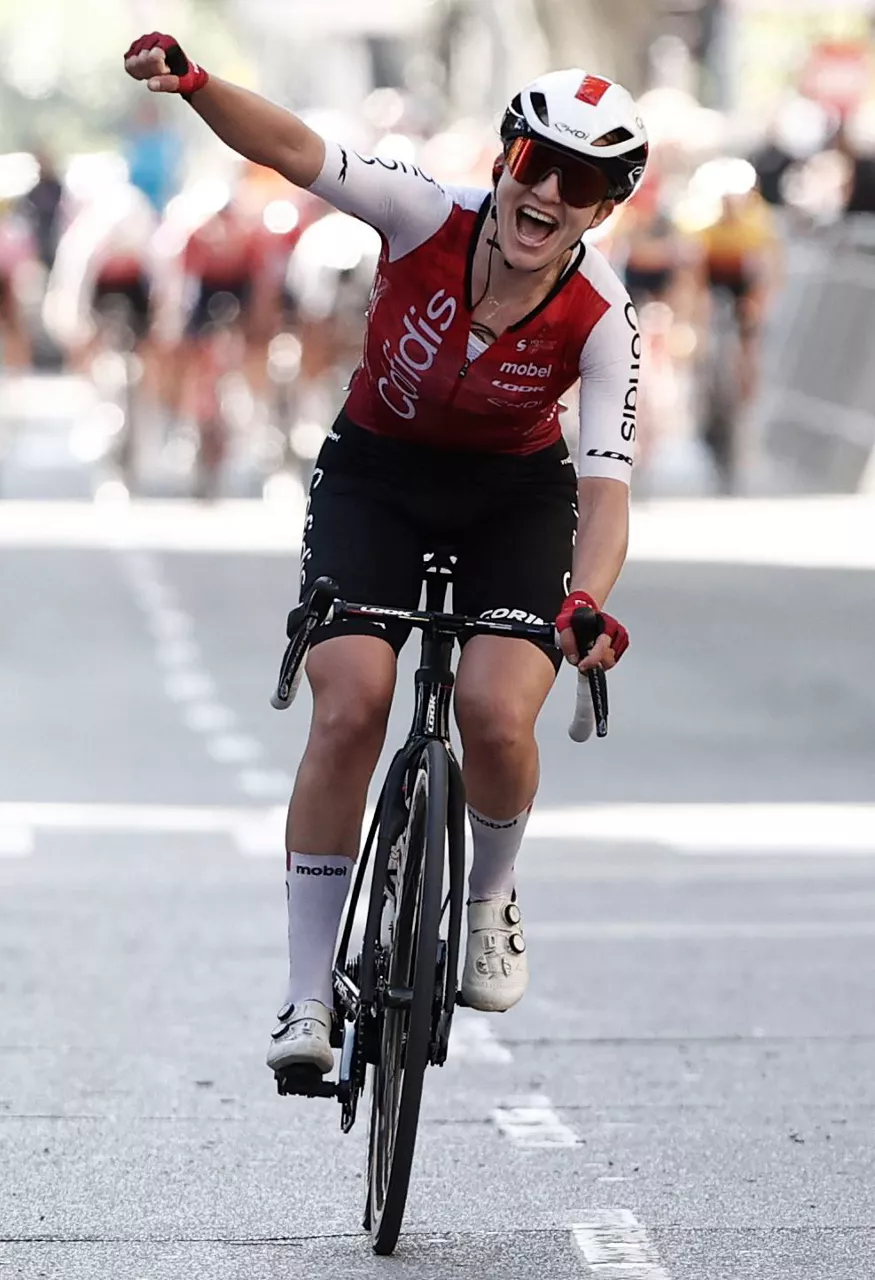 Hannah Ludwig, Iruñean eskuratu duen garaipena ospatzen. Argazkia: EFE.