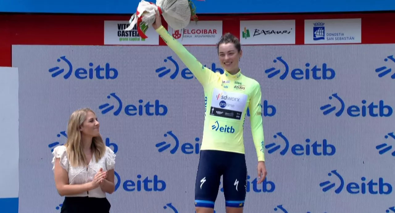 mischa_brefdewold_amane_ibañez_itzulia_ etapa2_podium_EITBMedia