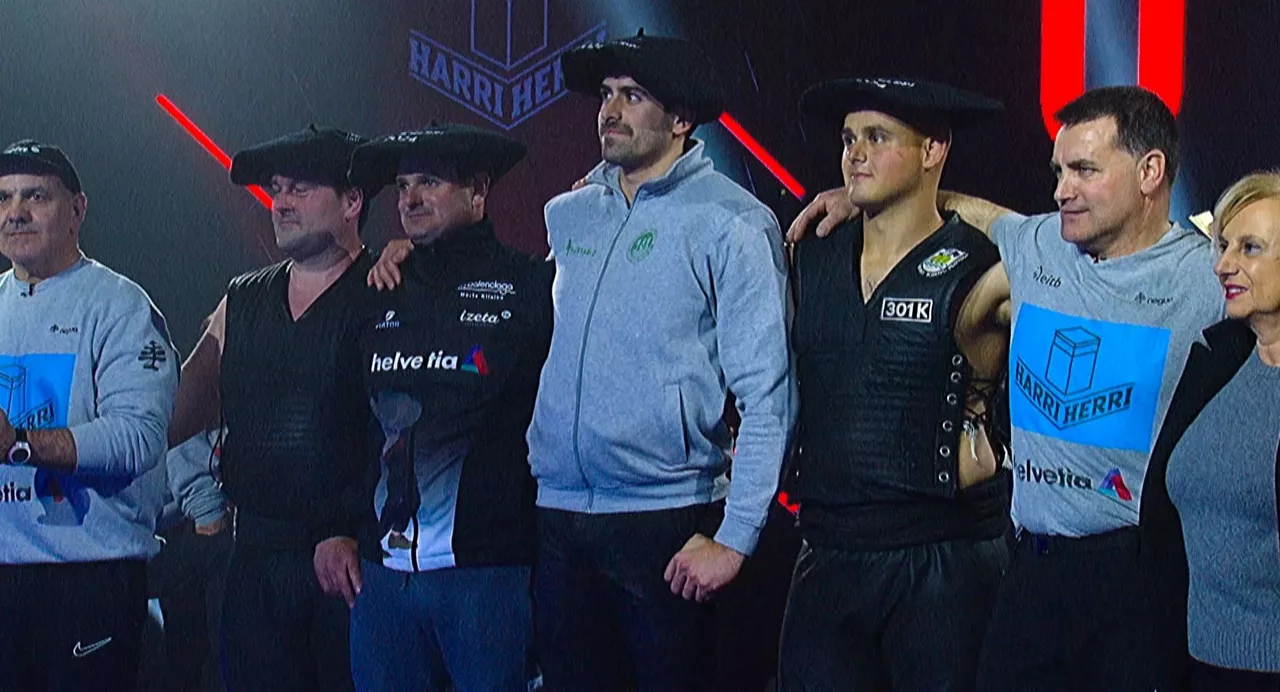 Igeldoko ordezkariak irabazleen txapelekin. Argazkia: EITBren bideo batetik hartutako irudia