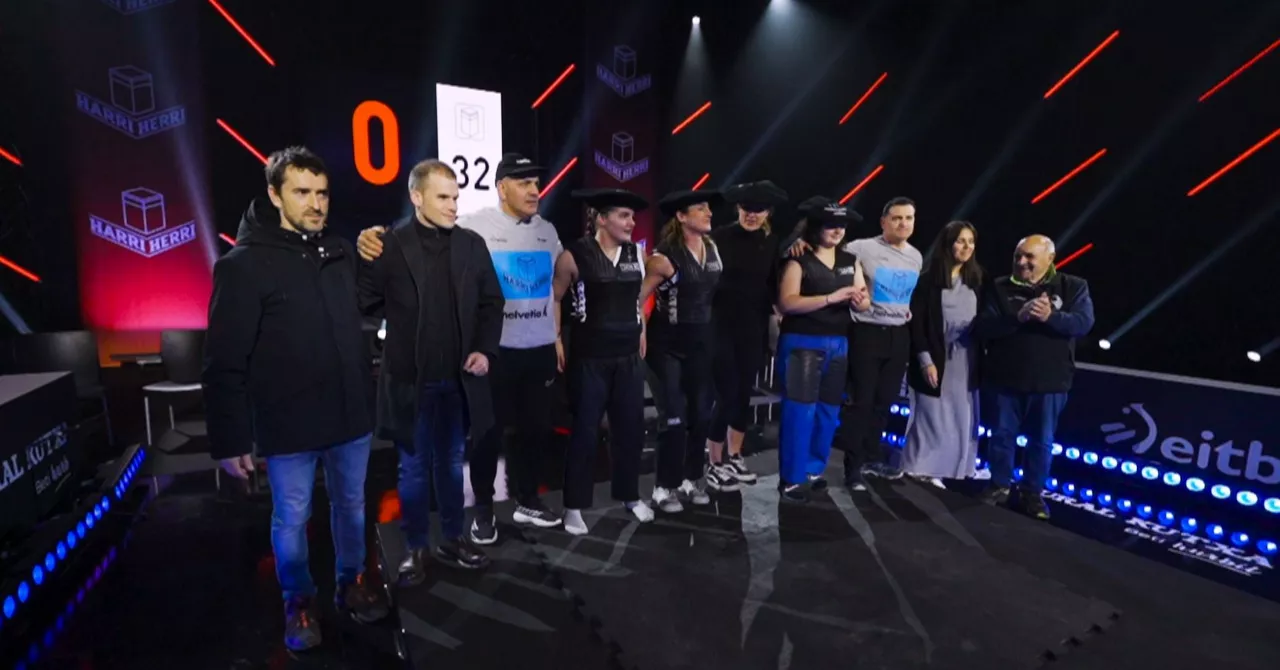 Mollariko ordezkariak euren txapelekin. Argazkia: EITBren bidoe batetik hartutako irudia