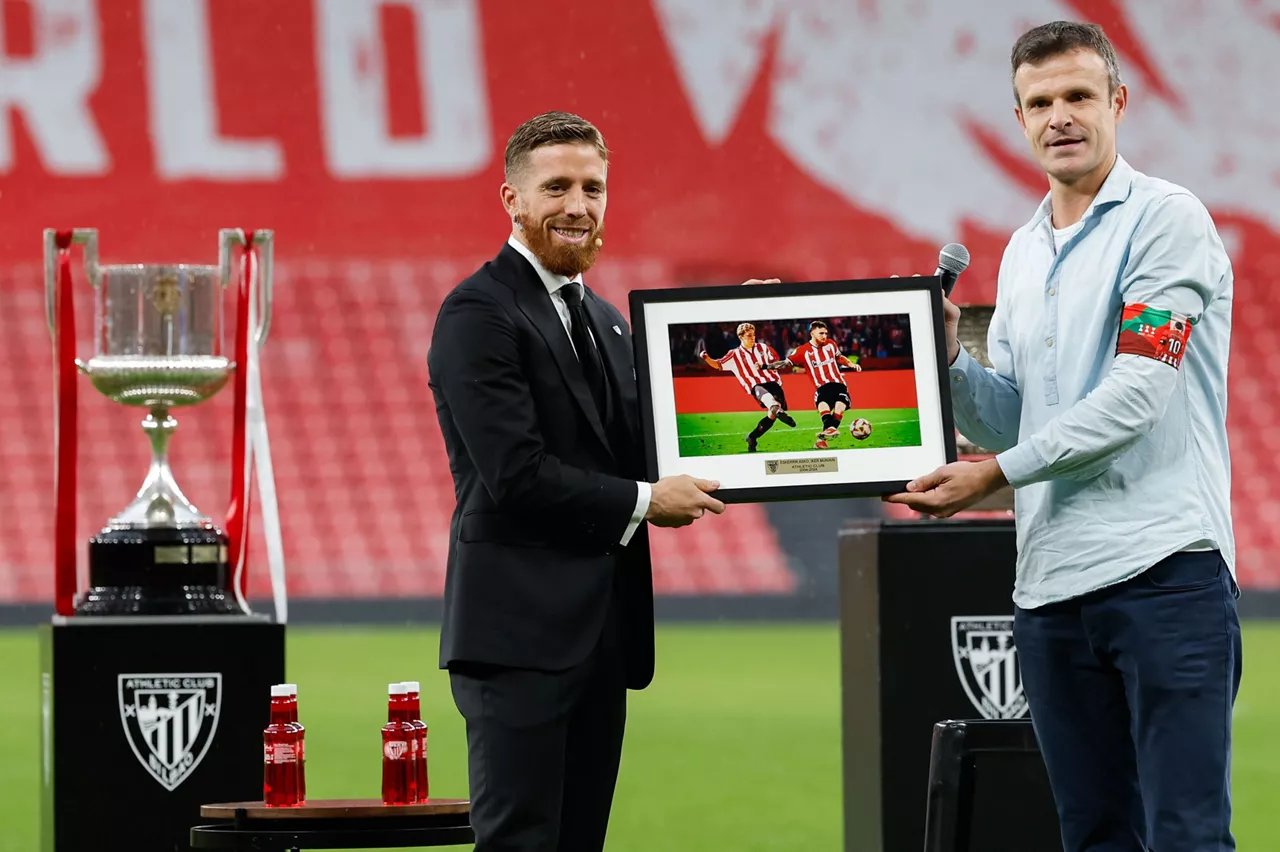 Iker Muniain, junto al presidente del Athletic, Jon Uriarte, en su despedida. Foto: EFE.