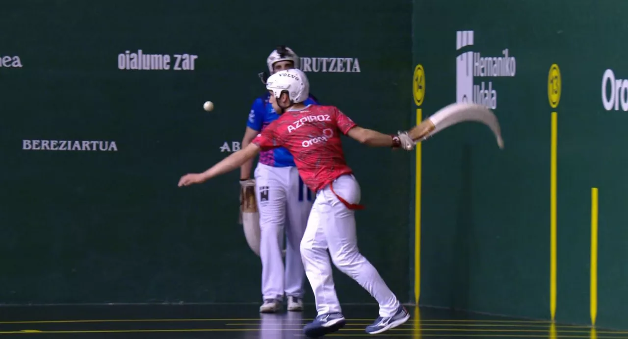 Xabier Azpiroz, osteguneko partidan, sake bat egiten ari dela. Argazkia: EITB Media.