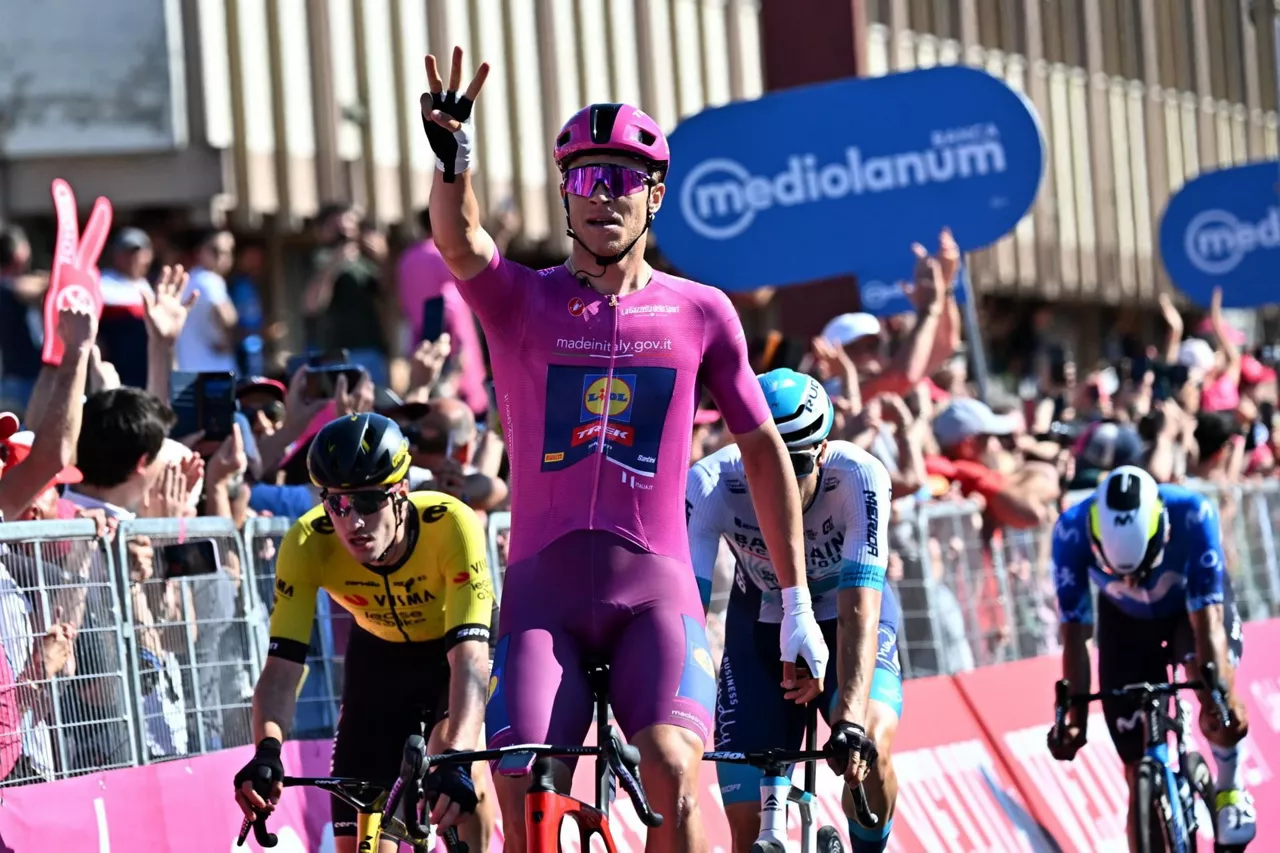 Jonathan Milan logra su tercera victoria de etapa en el Giro. Foto: EFE
