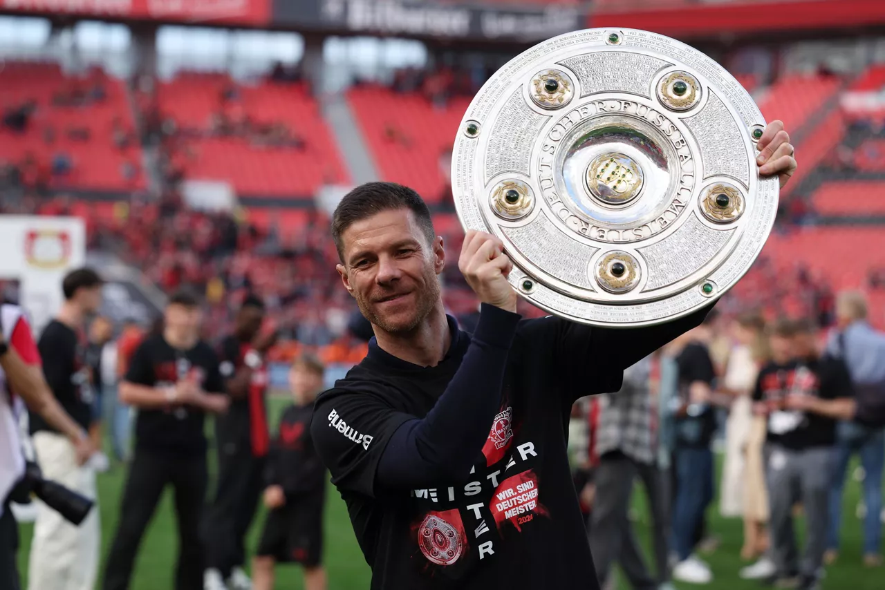 xabi_alonso_bayer_leverkusen_bundesliga_trofeo_campeon_EFE