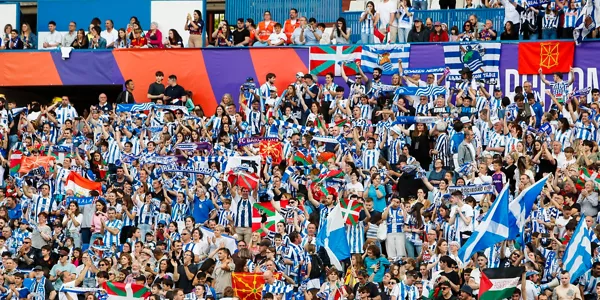 Aficionados de la Real en las gradas de la Romareda. Foto: EFE