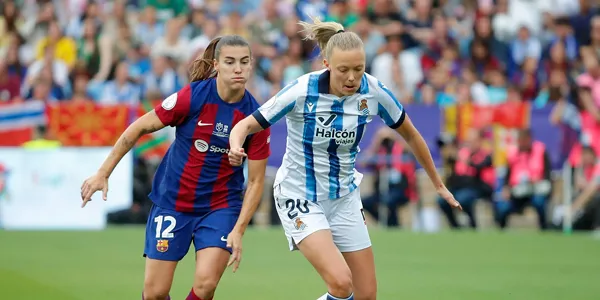 Patri Guijarro y Synne Jensen pugnan por un balón. Foto: EFE