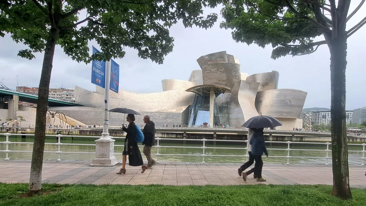 DESDE LA MARGEN DERECHA DE LA RIA BILBAINA, FRENTE AL MUSEO GUGGENHEIM
