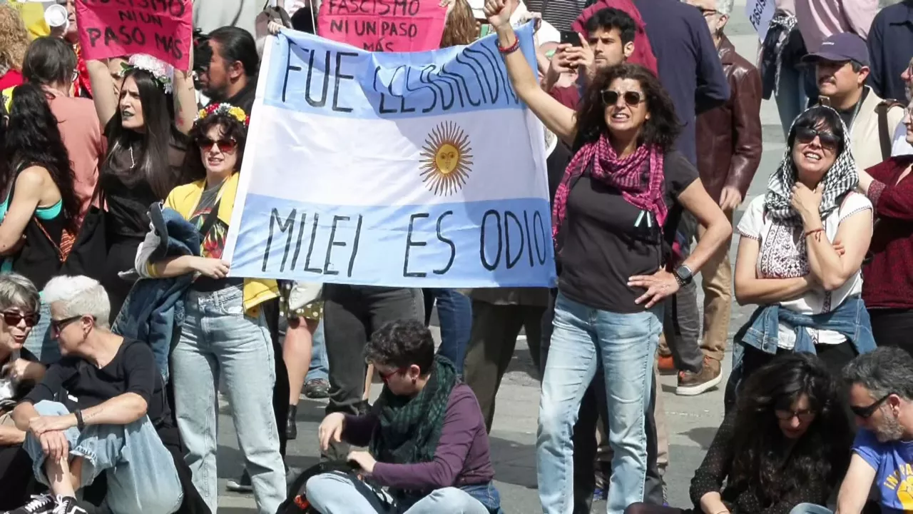 20240519162612_protesta-anti-milei-y-vox-en-madrid_