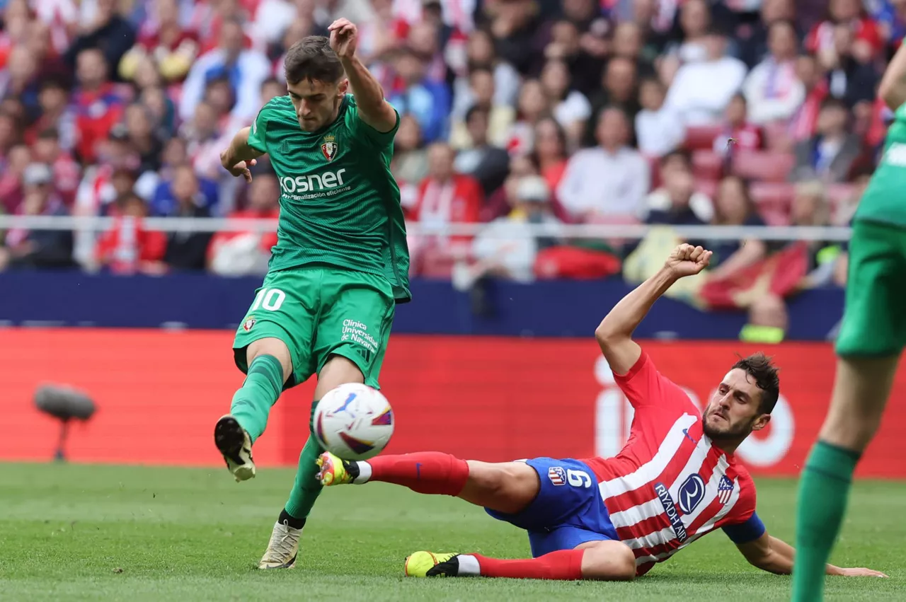 Aimar Oroz dispara, con la derecha, en un partido ante el Atlético Madrid. Foto: EFE.
