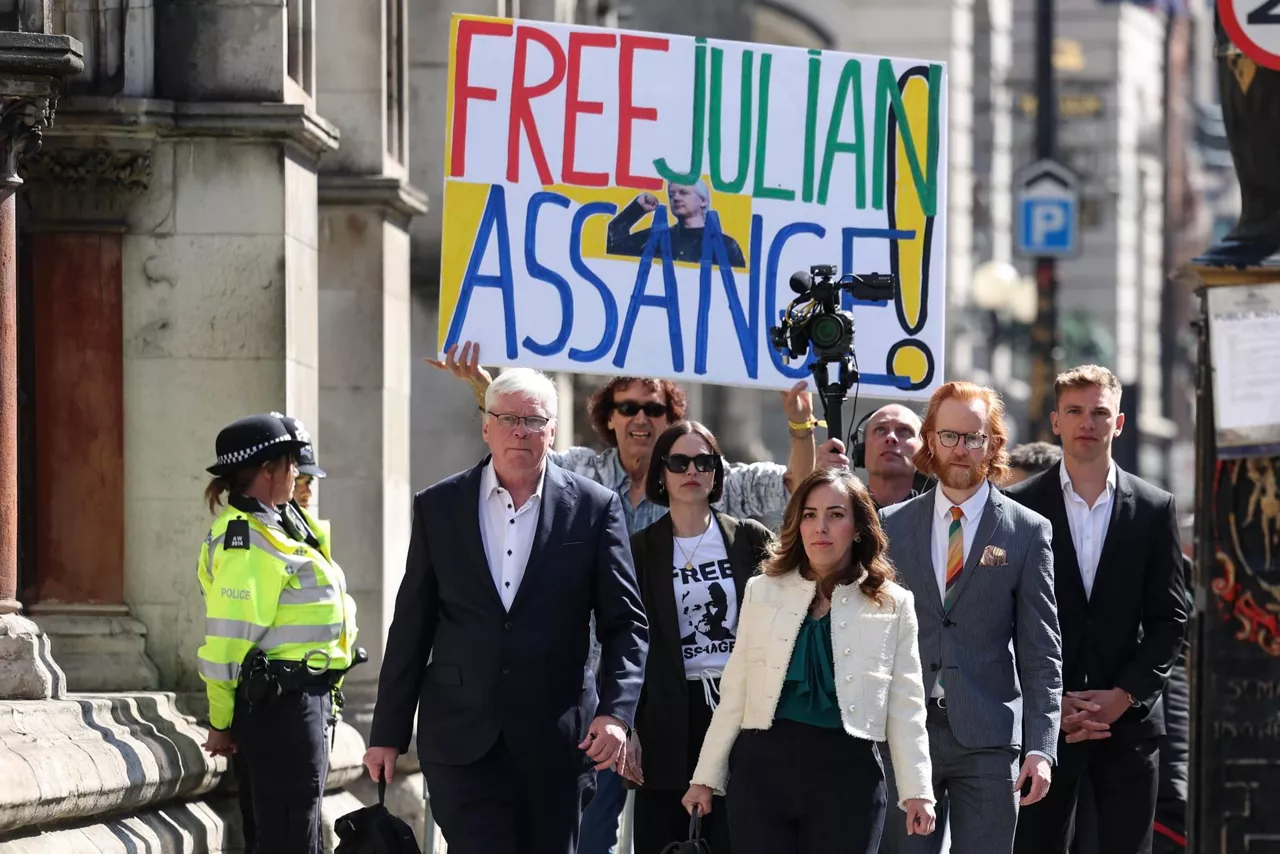 assange-kristinn-hrafnsson-stella-assange julian assange-efe