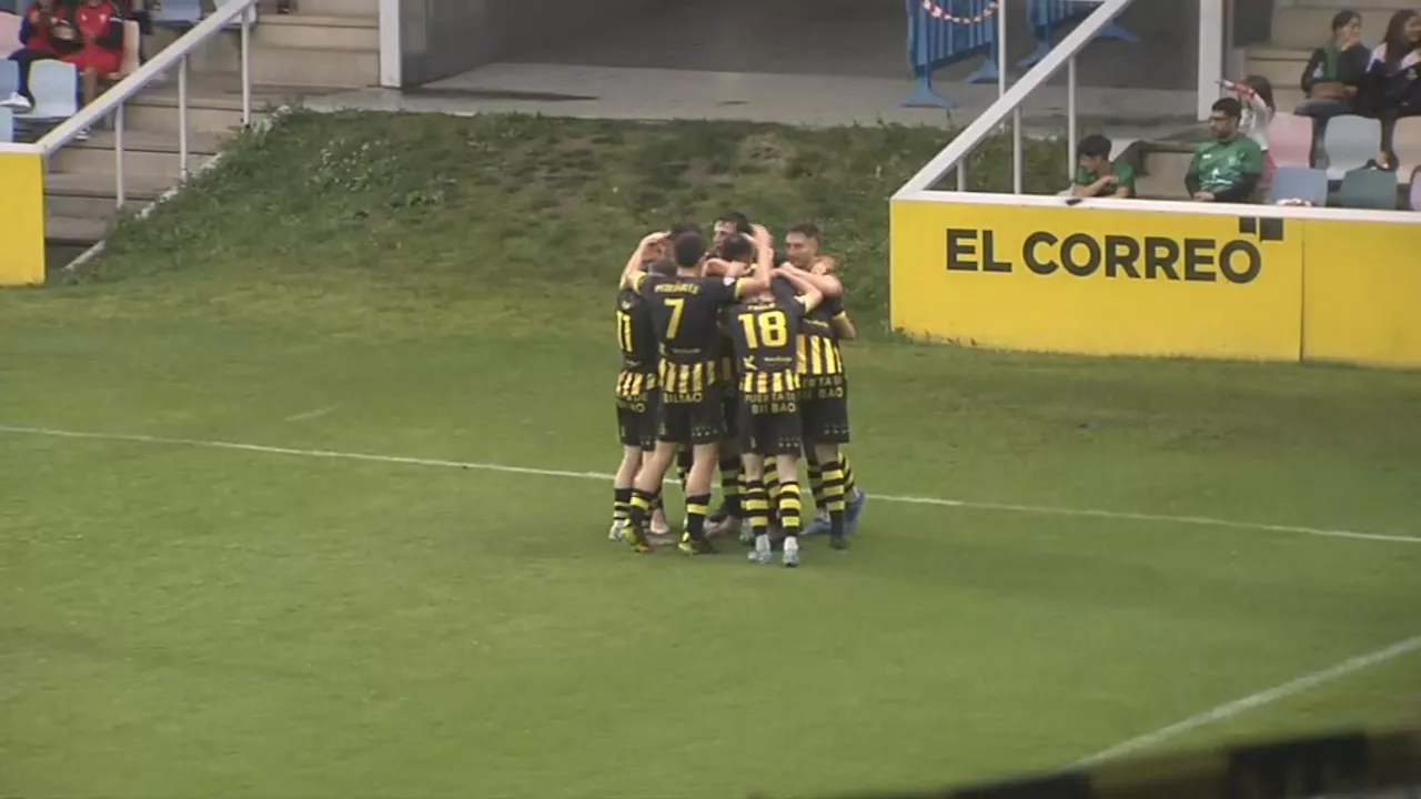 Barakaldo taldeko jokalariak, gol bat ospatzen