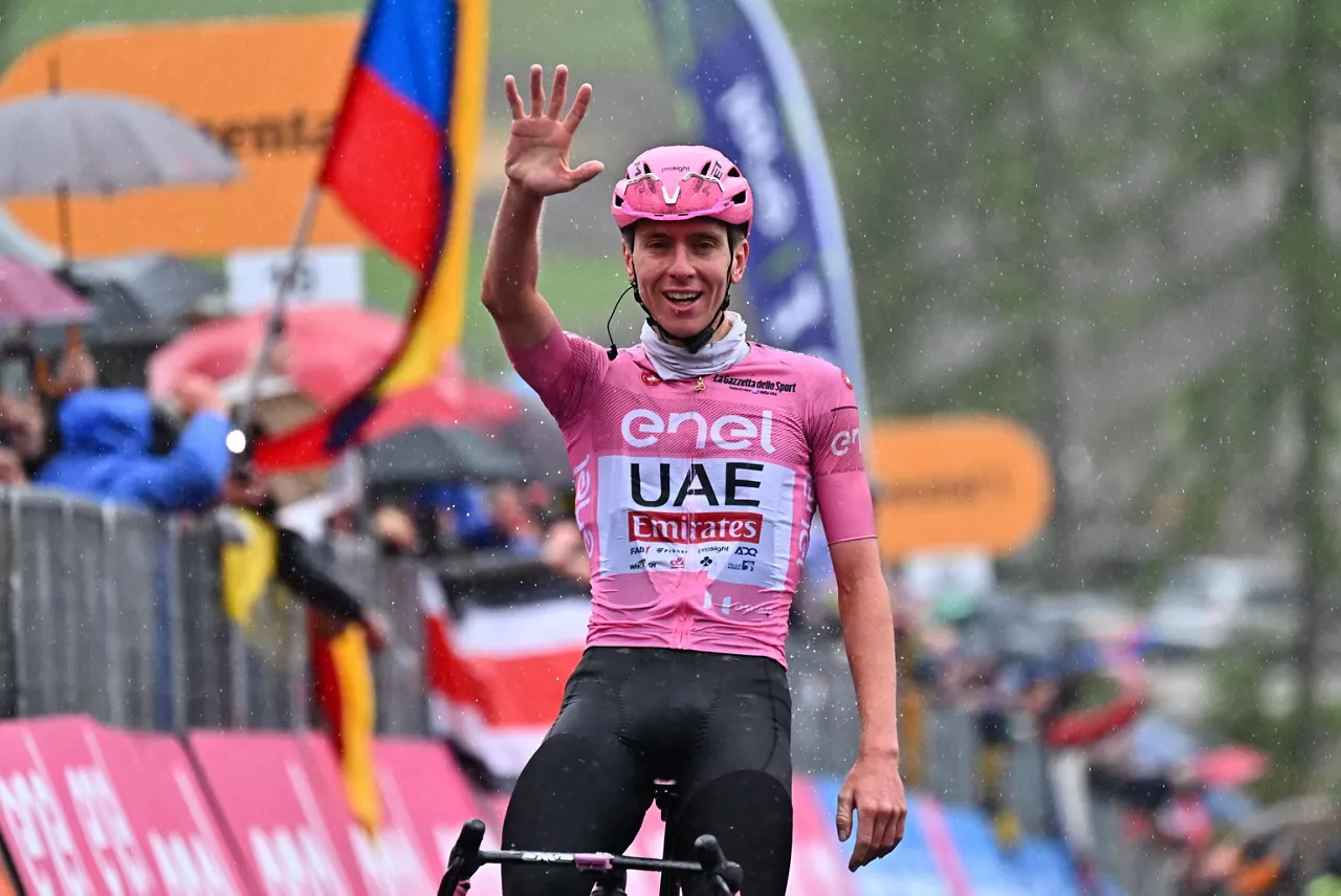 Tadej Pogacarrek, eskuaz erakusten duenez, bost etapa garaipen daramatza. Argazkia: EFE.