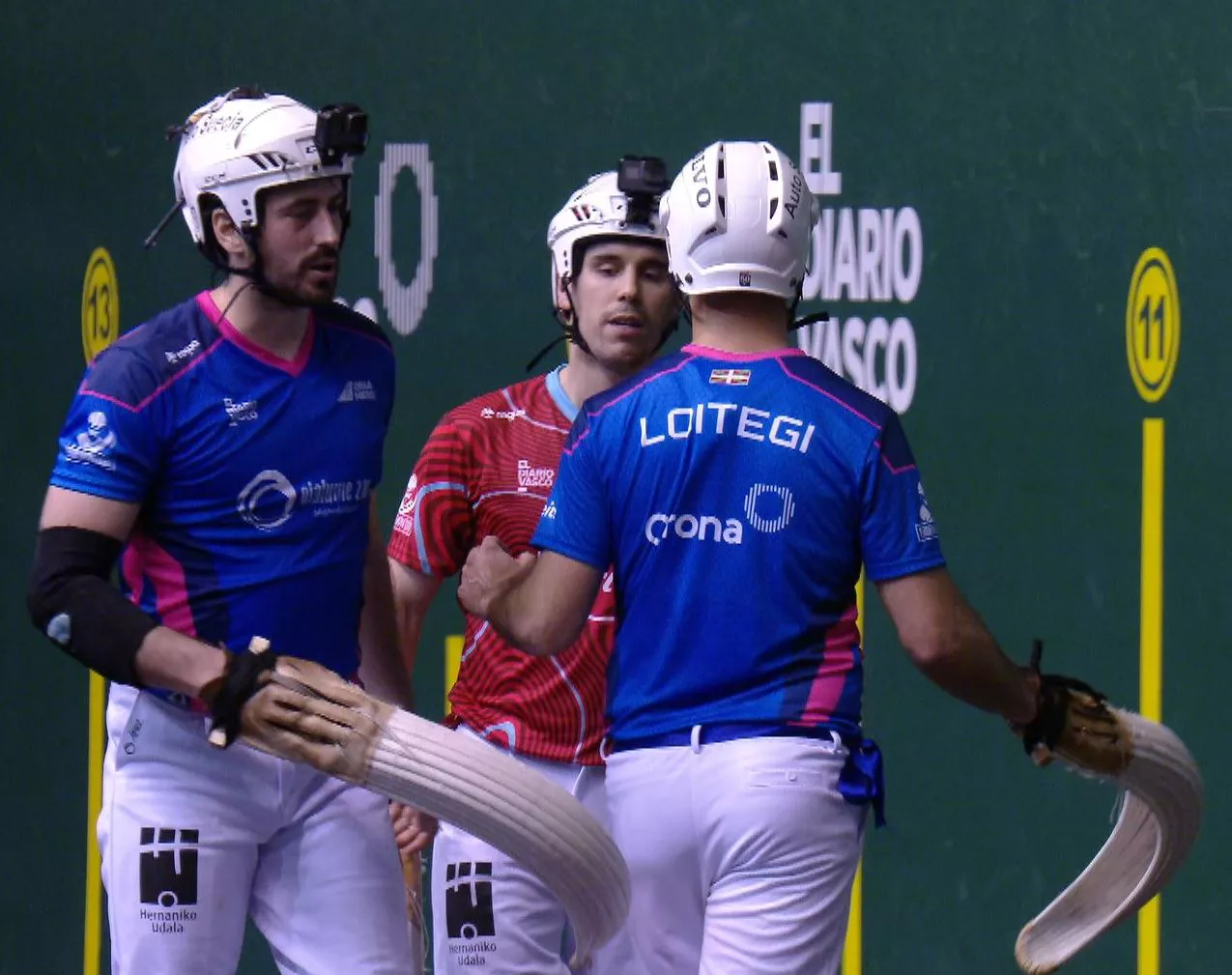 Endika Barrenetxea eta Julen Loitegi, Iban Larrañagarekin, partida amaituta. Argazkia: EITB Media.