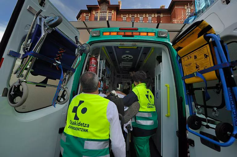 Emergencias larrialdiak ambulancia anbulantzia