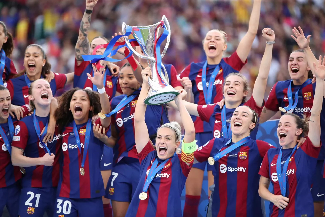 Alexia Putellas levanta al cielo de Bilbao la tercera Champions del Barça. Foto: EFE