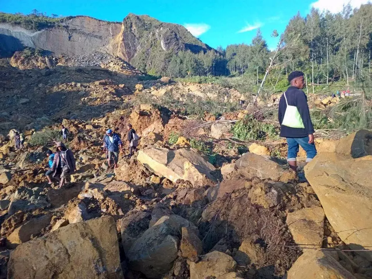 papua_ginea_berria_kaokalam_lur_jausia efe