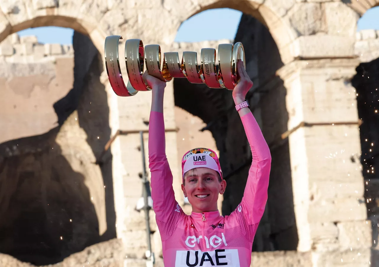 tadej_pogacar_trofeo_giro_italia_2024_ganador_EFE