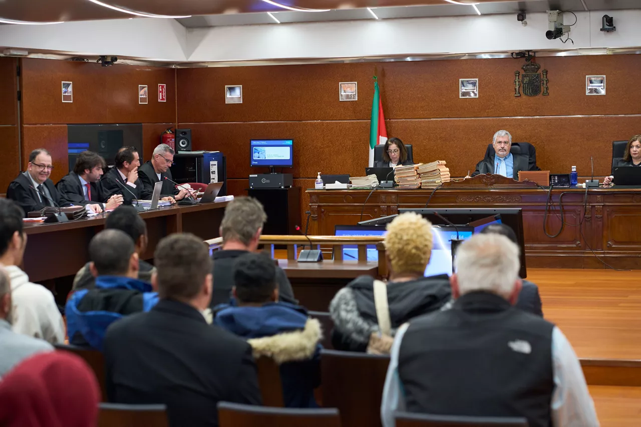 banquillo-acusados-juicio-matadero-ilegal-aiara Arabako Lurralde Auzitegia Aiaraldeko legez kanpoko hiltegia epaiketa--efe