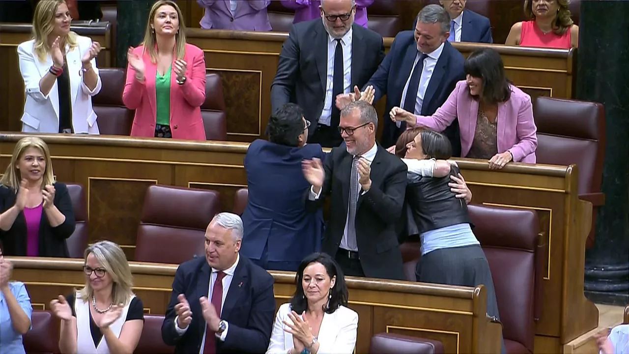 Aplausos, tras la aprobación de la Ley de Amnistía en el Congreso de los Diputados.