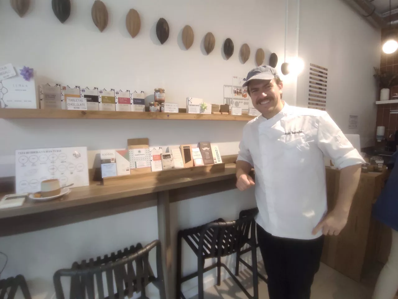 Pablo Ibarretxe, chocolatero al frente del obrador Lurka, en Donostia.