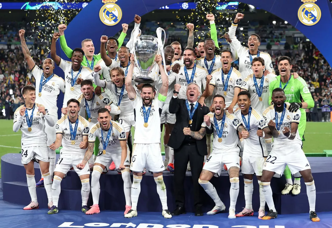 Real Madrileko jokalariak, Europako Koparekin. Argazkia: EFE