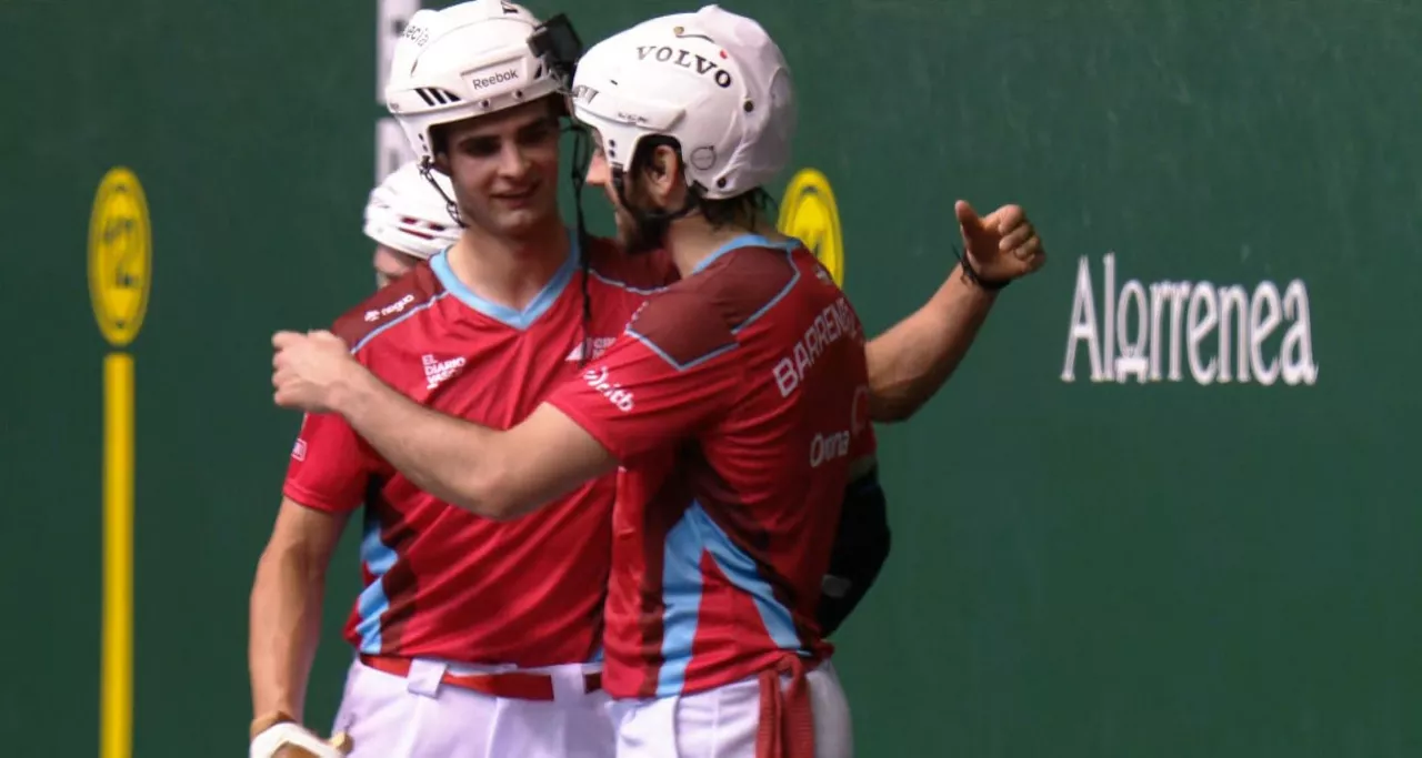 Jabalera y Barrenetxea celebran su triunfo, a la conclusión del partido. Foto: EITB Media.