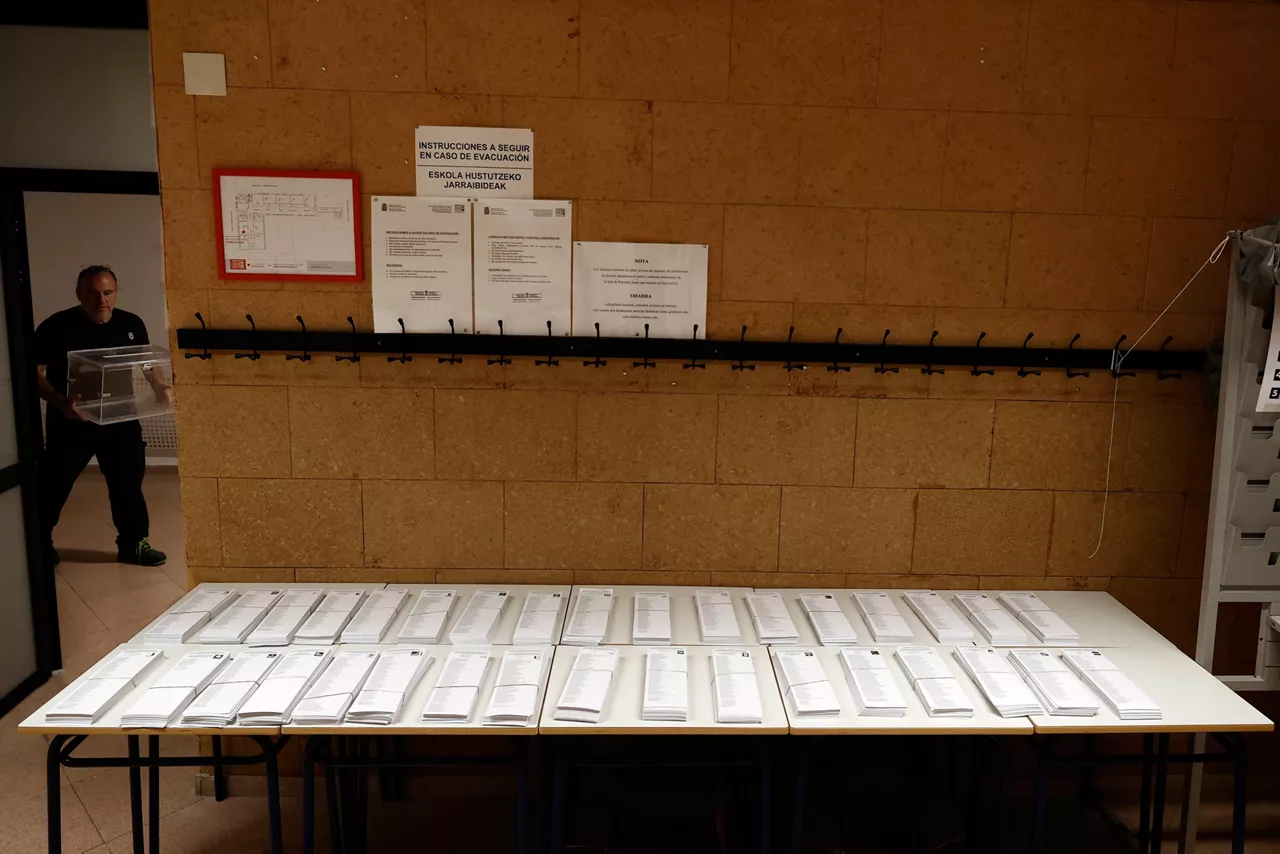 papeletas boto orriak hauteslekuak europako hauteskundeak ekainak 9 mesa-electoral-elecciones-europeas-efe