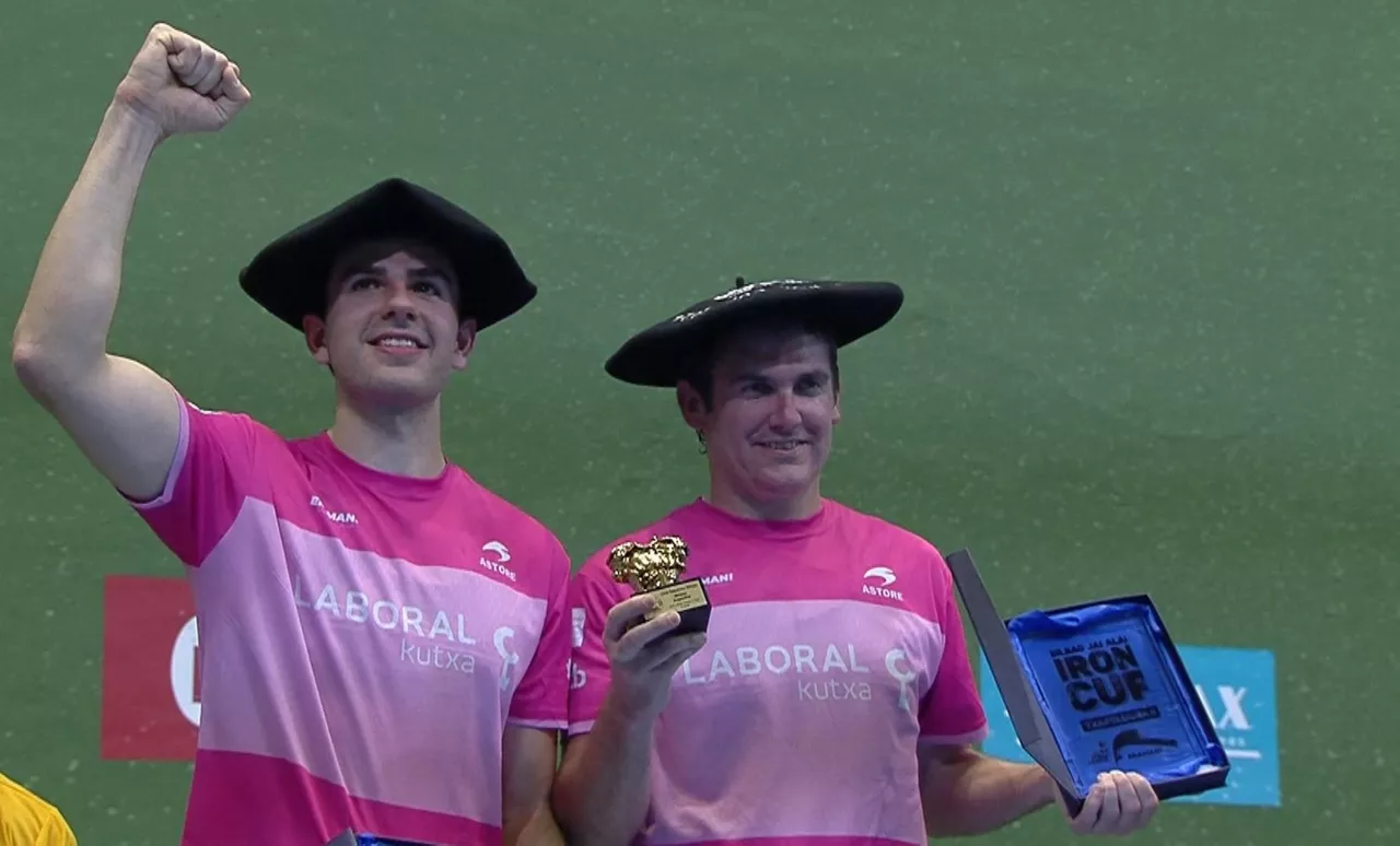 Ibarluzea eta Erkiaga, podiumean, txapelak jantzita. Argazkia: EITB Media.