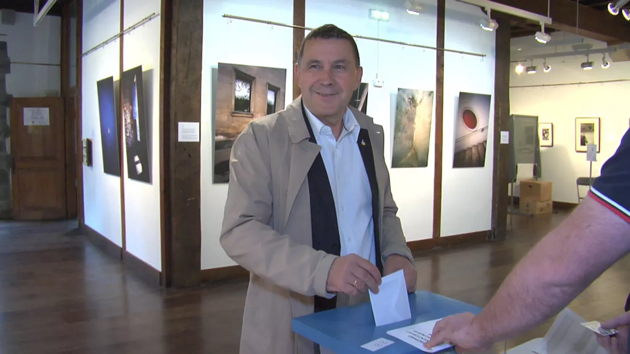 20240609131237_otegi-votando-en-elgoibar_