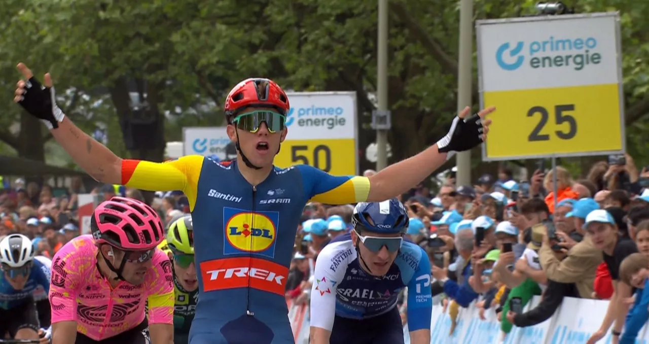 Thibau Nys, lortutako garaipen bikaina erdietsita. Argazkia: EFE.