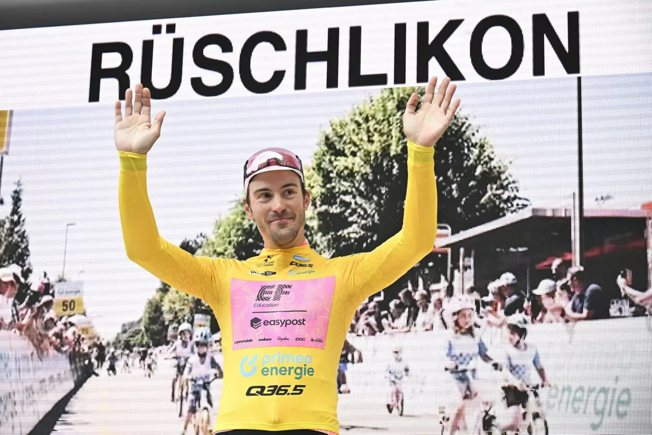 Alberto Bettiol, podiumean, maillot horiaz jantzita. Argazkia: EFE.