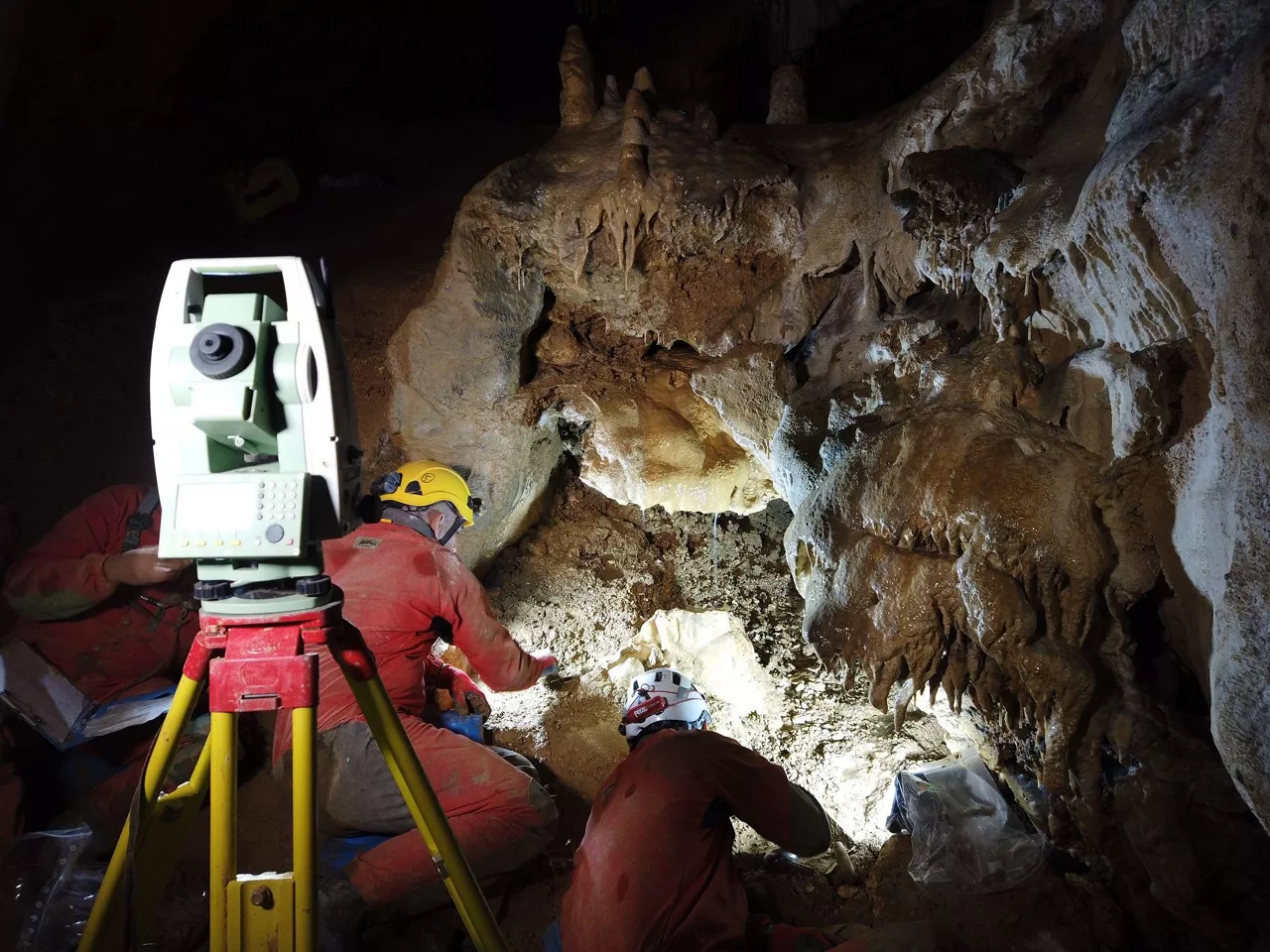 Karrantza Proceso de excavación de la Sima I de la cueva de El Polvorín (diciembre de 2021). Cre´ditos de la fotografi´a: Equipo de Investigación de la Sima I de El Polvorín.