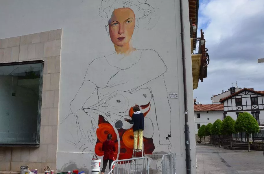 "Emakumeen Haria" murala margotzen