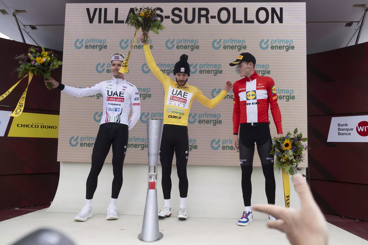 Adam Yates, ganador de la Vuelta a Suiza 2024, con Almeida y Skjelmose en el podium