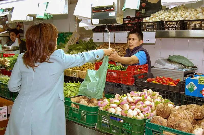 atzerritarrak lanean denda extranjero-trabajo-comercio-ministerio-inclusion-españa
