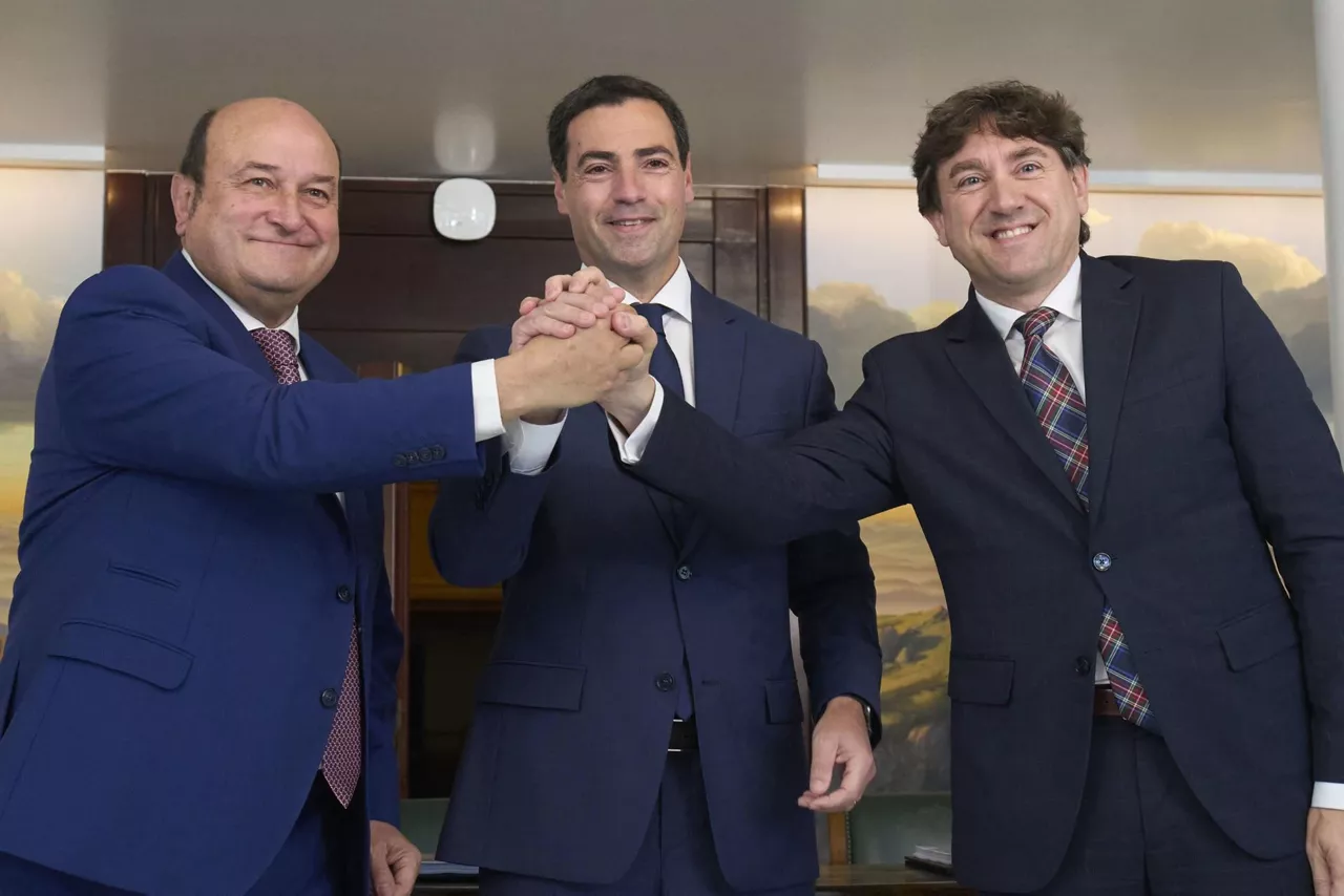 acuerdo akordioa eaj pnv pse-ee andoni ortuzar imanol pradales eneko andueza efe