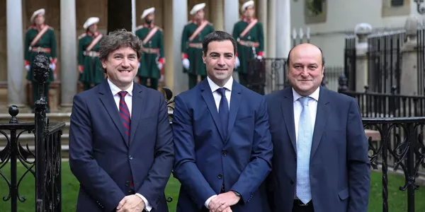 Eneko Andueza, Imanol Pradales, Andoni Ortuzar. EFE