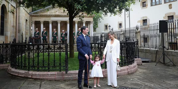 Imanol Pradales y su familia. EFE