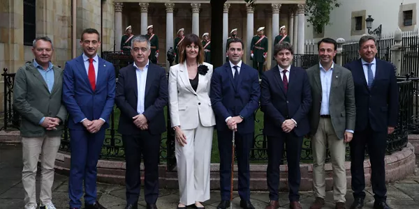 Imanol Pradales, con miembros del PSE. EFE