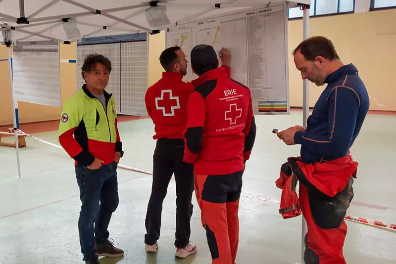 Equipos de rescate para encontrar a los desaparecidos de la cueva de Soba, Cantabria 2